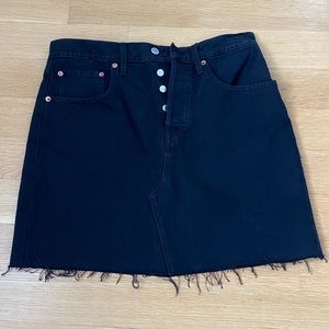 Levi’s Black Denim Mini Skirt - Size 30